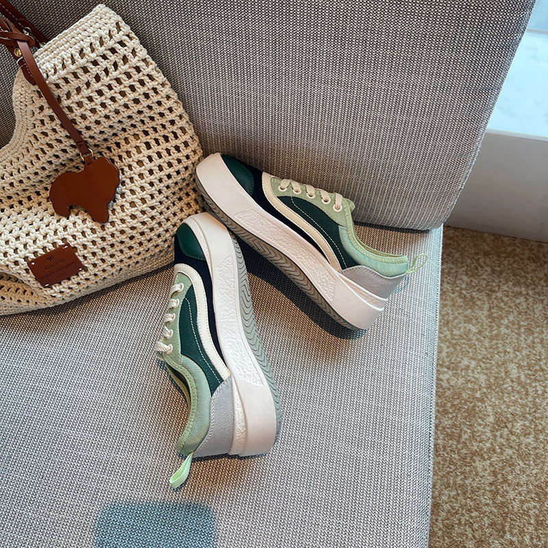 Αθλητικά παπούτσια με αναπνεύσιμο δερμάτινο επάνω, στρογγυλή μύτη, μπροστινό δέσιμο με κορδόνια, επίπεδη φτέρνα