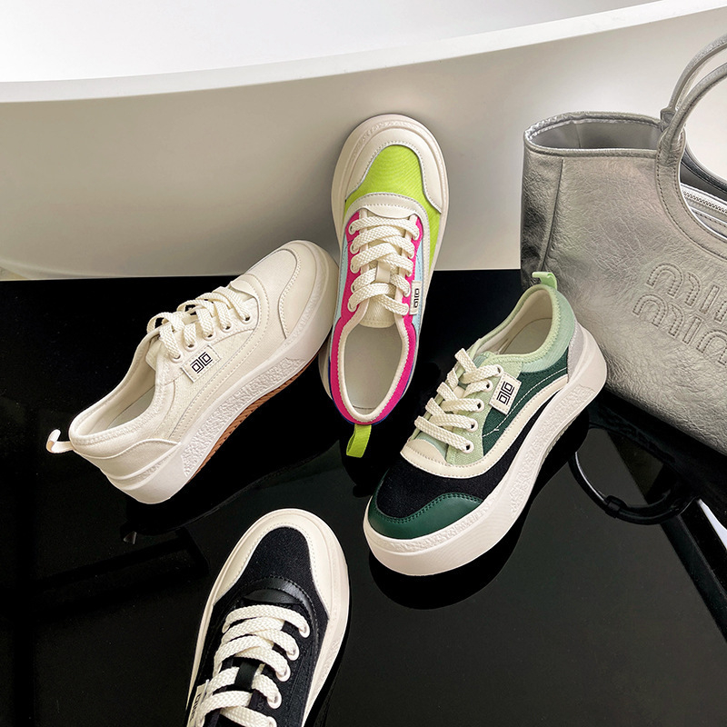 Αθλητικά παπούτσια με αναπνεύσιμο δερμάτινο επάνω, στρογγυλή μύτη, μπροστινό δέσιμο με κορδόνια, επίπεδη φτέρνα