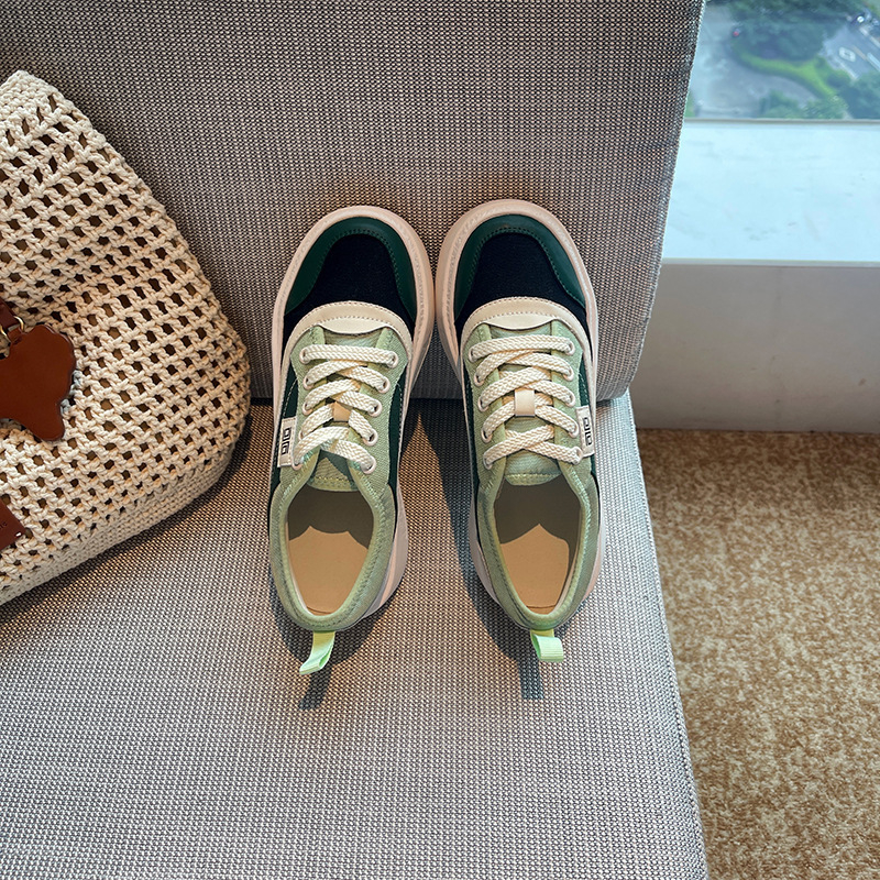 Αθλητικά παπούτσια με αναπνεύσιμο δερμάτινο επάνω, στρογγυλή μύτη, μπροστινό δέσιμο με κορδόνια, επίπεδη φτέρνα