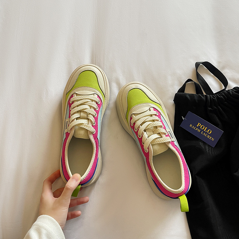 Αθλητικά παπούτσια με αναπνεύσιμο δερμάτινο επάνω, στρογγυλή μύτη, μπροστινό δέσιμο με κορδόνια, επίπεδη φτέρνα