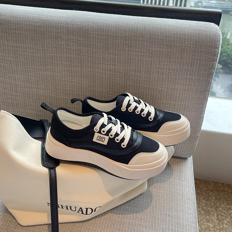 Αθλητικά παπούτσια με αναπνεύσιμο δερμάτινο επάνω, στρογγυλή μύτη, μπροστινό δέσιμο με κορδόνια, επίπεδη φτέρνα