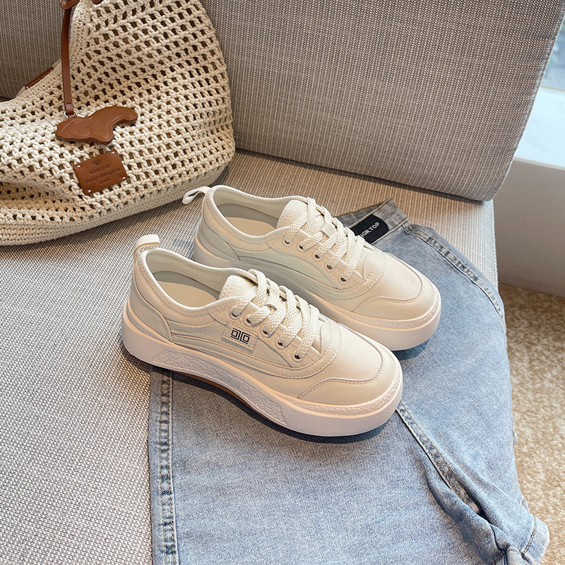 Αθλητικά παπούτσια με αναπνεύσιμο δερμάτινο επάνω, στρογγυλή μύτη, μπροστινό δέσιμο με κορδόνια, επίπεδη φτέρνα