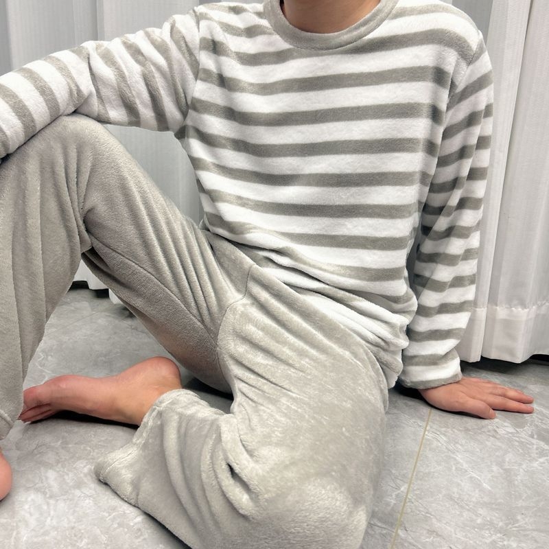 Σετ πιτζάμες — ριγέ, μινιμαλιστικό — στρογγυλή λαιμόκοψη, μακριά μανίκια, μακριά παντελόνια, ζεστό