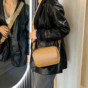 PU mala kvadratna torbica, gradski stil, otvaranje s kapom, unutarnji džep sa zatvaračem i džep za telefon, jedna naramenica