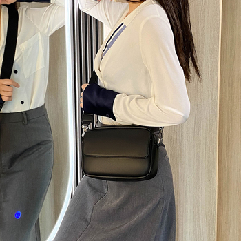PU mala kvadratna torbica, gradski stil, otvaranje s kapom, unutarnji džep sa zatvaračem i džep za telefon, jedna naramenica