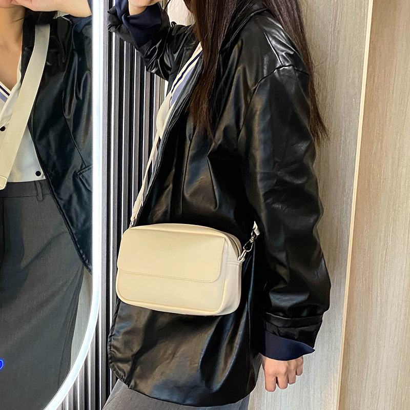 PU mala kvadratna torbica, gradski stil, otvaranje s kapom, unutarnji džep sa zatvaračem i džep za telefon, jedna naramenica