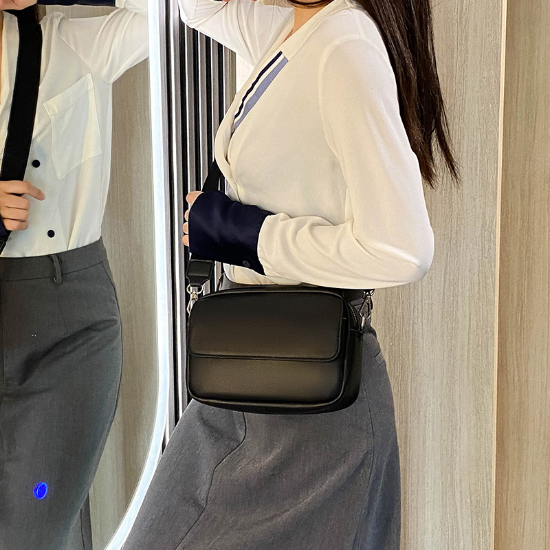 PU mala kvadratna torbica, gradski stil, otvaranje s kapom, unutarnji džep sa zatvaračem i džep za telefon, jedna naramenica