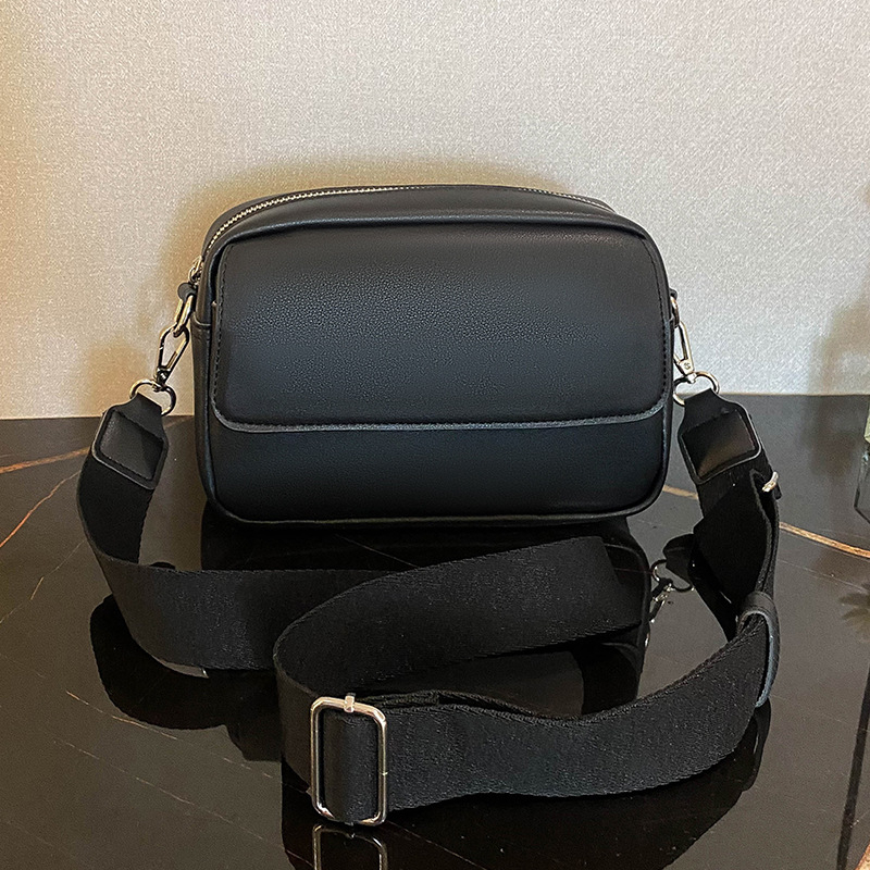 PU mala kvadratna torbica, gradski stil, otvaranje s kapom, unutarnji džep sa zatvaračem i džep za telefon, jedna naramenica