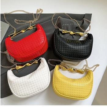 Crossbody Dumpling láncos fogantyúval készült PU táska, ovális alakú, cipzáras záródás, szintetikus bőrbelső