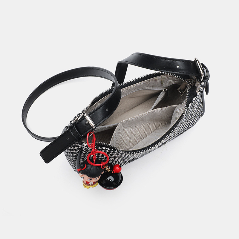 Platnena crossbody torba, horizontalni kvadratni oblik, zatvaranje na zip, podstava od poliester, unutarnji džepovi: zip džep, džep za telefon, džep za ID