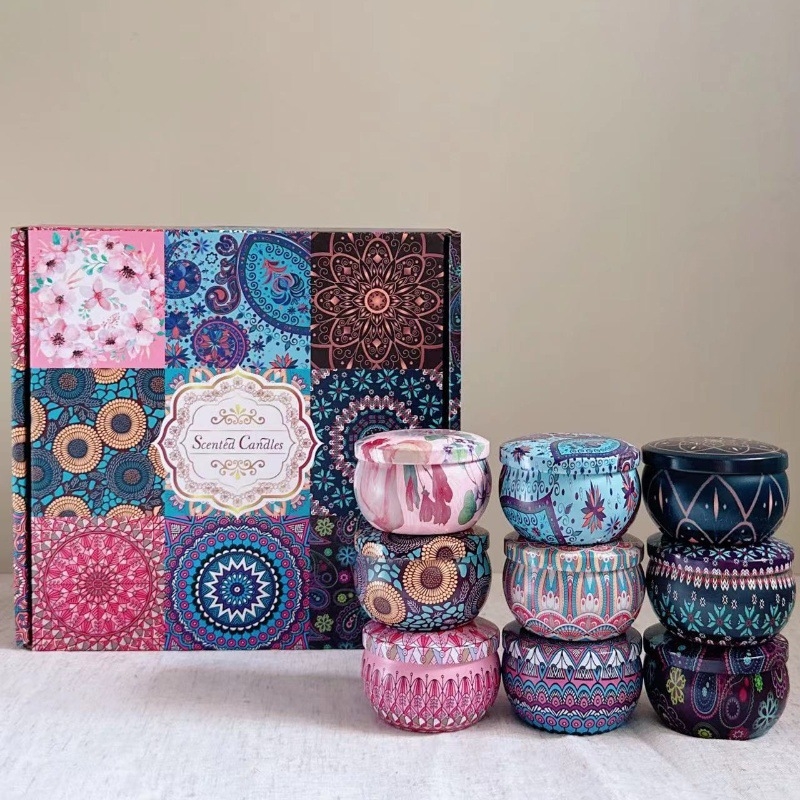 Κουτί δώρου με αρωματικά κεριά Jie Sheng Aromatherapy — κεριά από κερί σόγιας σε σχήμα κύπελλου, χειροποίητα και ρίχνονται με χειροποίητη τεχνική, με λογότυπο πάνω στην κονσέρβα