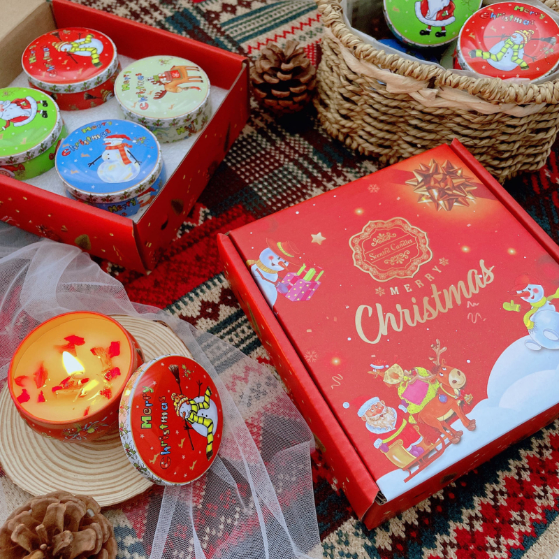 Κουτί δώρου με αρωματικά κεριά Jie Sheng Aromatherapy — κεριά από κερί σόγιας σε σχήμα κύπελλου, χειροποίητα και ρίχνονται με χειροποίητη τεχνική, με λογότυπο πάνω στην κονσέρβα