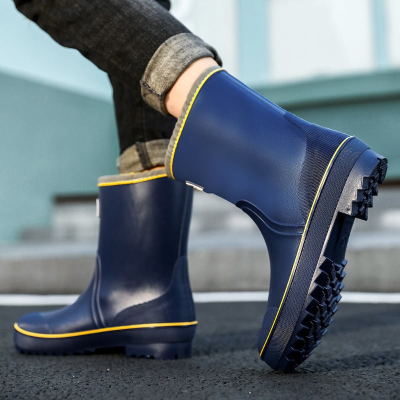 Vyriniai lietaus batai: vandeniui atsparūs, dilimui atsparūs ir neslidūs; viršus PVC, padas guma, vidutinio aukščio, tinkami keturiems metų laikams
