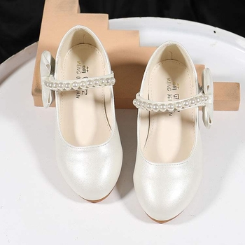 Παιδικά παπούτσια κοριτσιών σε στιλ πριγκίπισσας από συνθετικό δέρμα — πολλά λουριά, τετράγωνη μύτη, επίπεδο τακούνι, κλείσιμο Velcro