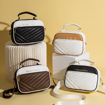 Козметична чанта – урбанистичен минималистичен стил, PU кожа, правоъгълна форма, закопчаване с цип, подплата полиестер, вътрешни джобове: скрит джоб с цип, джоб за телефон, джоб за документи, отделение с цип и джоб за камера