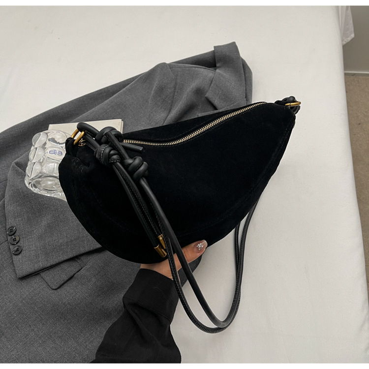 Crossbody torbica od velura, oblik dumpling, zatvaranje zipom, pretinac za mobitel, podstava od poliestera (Zima 2024)