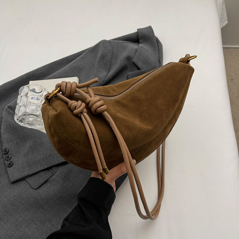 Crossbody torbica od velura, oblik dumpling, zatvaranje zipom, pretinac za mobitel, podstava od poliestera (Zima 2024)
