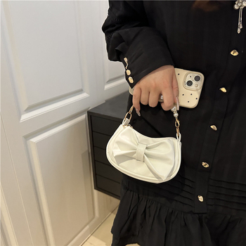 Torba za ruku s mašnicom od perla, PU materijal, street trend stil, zatvarač, unutarnja džep s zipom, podstava poliester, jedan remen, izdanje jesen 2025