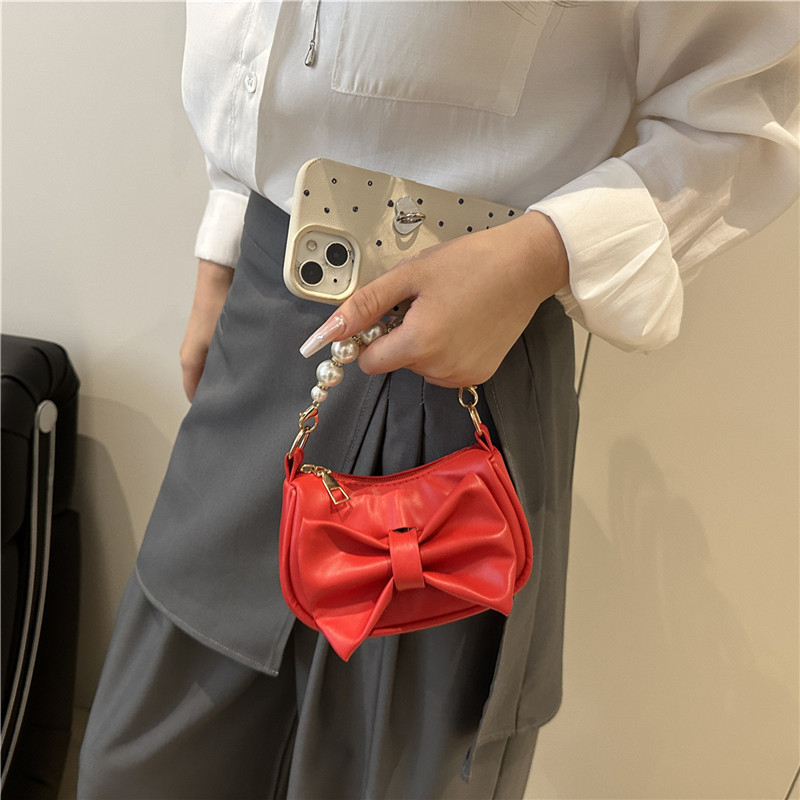 Torba za ruku s mašnicom od perla, PU materijal, street trend stil, zatvarač, unutarnja džep s zipom, podstava poliester, jedan remen, izdanje jesen 2025