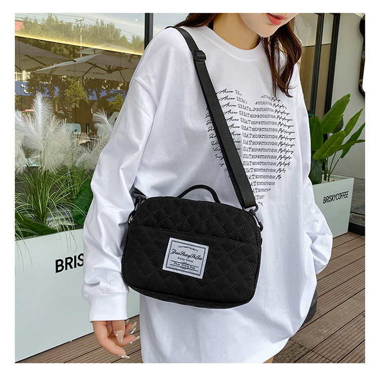 Oxford anyagú crossbody táska rombusz varrással, városi egyszerű stílus, vízszintes négyszögletes forma, cipzár, poliészter bélés, belső zsebek telefon és ID számára, egy vállpánt