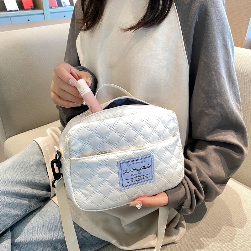 Oxford anyagú crossbody táska rombusz varrással, városi egyszerű stílus, vízszintes négyszögletes forma, cipzár, poliészter bélés, belső zsebek telefon és ID számára, egy vállpánt