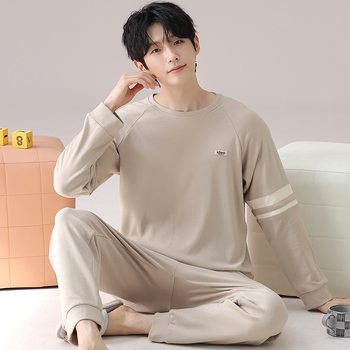 Σετ ανδρικών πιτζάμεων από λεπτό βελούδο, πολυεστερικό ύφασμα, μακριά μανίκια, στρογγυλή λαιμόκοψη, μεσαίου πάχους.