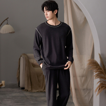 Σετ ανδρικών πιτζάμεων από λεπτό βελούδο, πολυεστερικό ύφασμα, μακριά μανίκια, στρογγυλή λαιμόκοψη, μεσαίου πάχους.