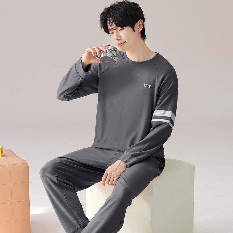 Σετ ανδρικών πιτζάμεων από λεπτό βελούδο, πολυεστερικό ύφασμα, μακριά μανίκια, στρογγυλή λαιμόκοψη, μεσαίου πάχους.