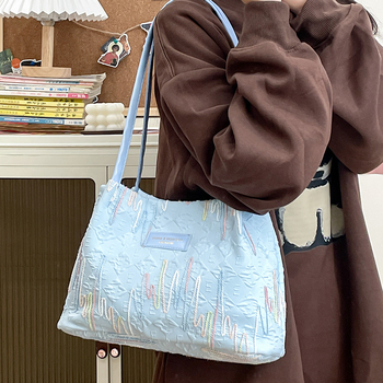 Τσάντα tote με street-trend σχεδίαση, υψηλής ποιότητας δερμάτινη μεμβράνη, οριζόντιο ορθογώνιο σχήμα, Φθινόπωρο 2025