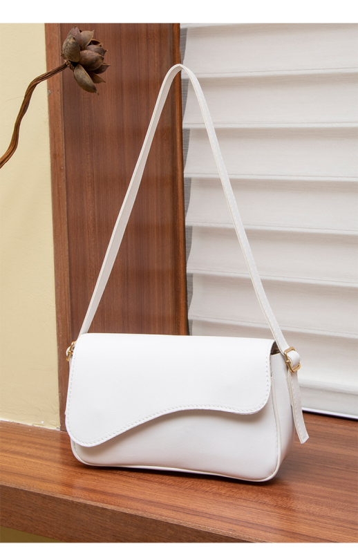 PU táska városi minimalist stílusban, vízszintes négyzet alakú sziluett, fedélzárás, belső zsebek: cipzáros zseb, telefontartó zseb és dokumentum-zseb