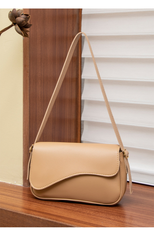 PU táska városi minimalist stílusban, vízszintes négyzet alakú sziluett, fedélzárás, belső zsebek: cipzáros zseb, telefontartó zseb és dokumentum-zseb