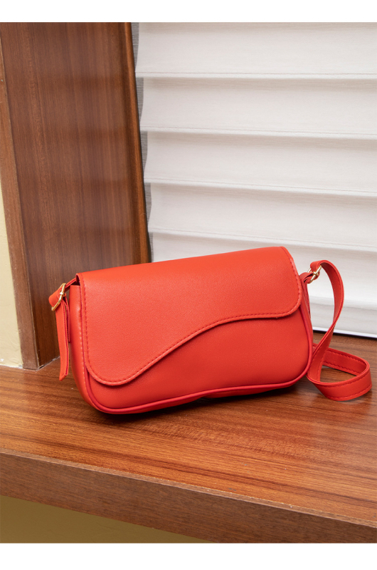 PU táska városi minimalist stílusban, vízszintes négyzet alakú sziluett, fedélzárás, belső zsebek: cipzáros zseb, telefontartó zseb és dokumentum-zseb