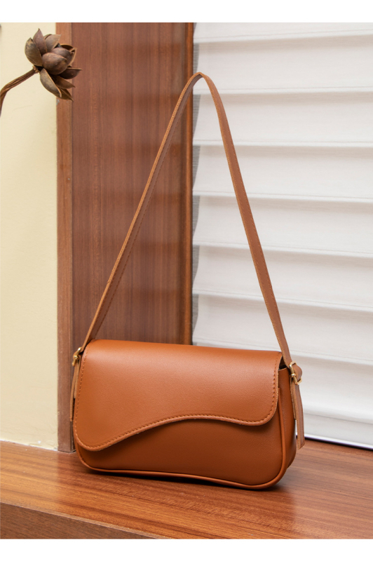 PU táska városi minimalist stílusban, vízszintes négyzet alakú sziluett, fedélzárás, belső zsebek: cipzáros zseb, telefontartó zseb és dokumentum-zseb