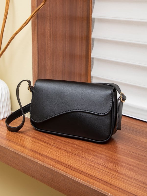 PU táska városi minimalist stílusban, vízszintes négyzet alakú sziluett, fedélzárás, belső zsebek: cipzáros zseb, telefontartó zseb és dokumentum-zseb