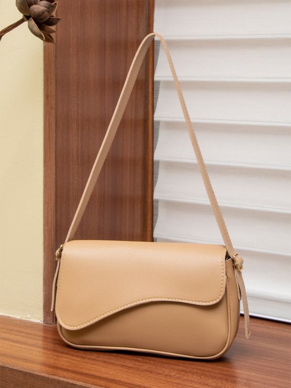 PU táska városi minimalist stílusban, vízszintes négyzet alakú sziluett, fedélzárás, belső zsebek: cipzáros zseb, telefontartó zseb és dokumentum-zseb