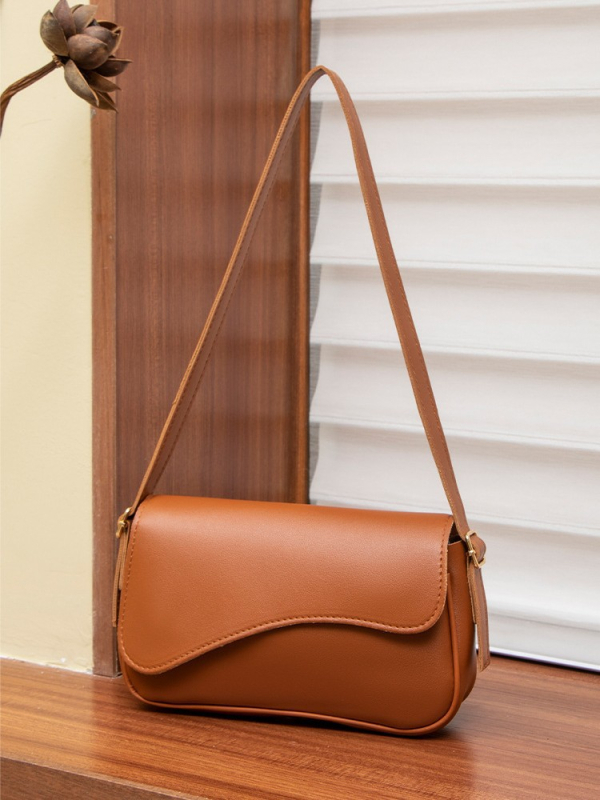 PU táska városi minimalist stílusban, vízszintes négyzet alakú sziluett, fedélzárás, belső zsebek: cipzáros zseb, telefontartó zseb és dokumentum-zseb