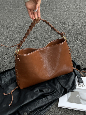 PU tote τσάντα με μαγνητικό κούμπωμα, με μία λουρί ώμου, εσωτερικές θήκες: κρυφή τσέπη με φερμουάρ, θήκη τηλεφώνου και θήκη εγγράφων