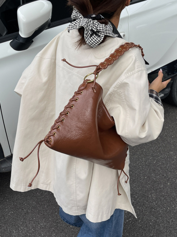 2025 őszi-téli tote táska fém szemdíszítéssel, nagy kapacitású, hétköznapi stílusú, crossbody egy vállon