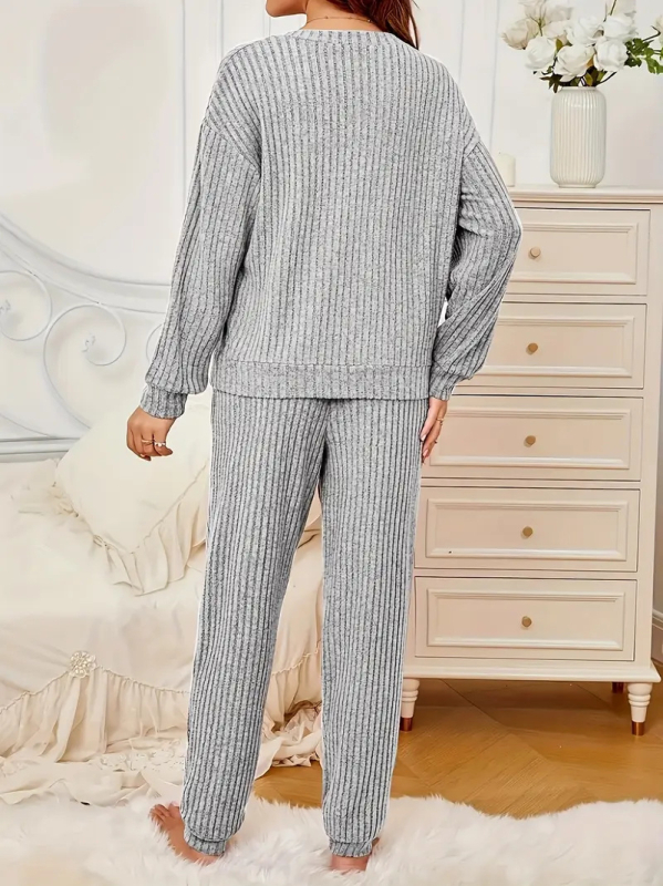 Γυναικείος σετ οικιακής ένδυσης με ριγέ σχέδιο, V-neck μακρυμάνικο τοπ και μακριά παντελόνια, πολυεστέρας 90–95%, άνετο στυλ καθημερινής μετακίνησης, χειμώνας 2025