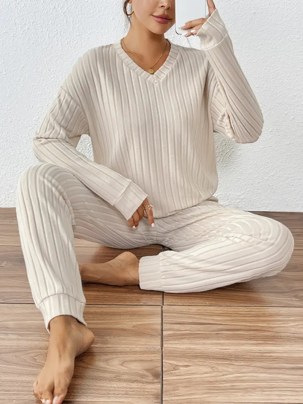 Γυναικείος σετ οικιακής ένδυσης με ριγέ σχέδιο, V-neck μακρυμάνικο τοπ και μακριά παντελόνια, πολυεστέρας 90–95%, άνετο στυλ καθημερινής μετακίνησης, χειμώνας 2025