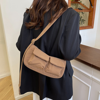 Női nylon crossbody táska, közepes méret, városi minimalistikus stílus, cipzáras záródás, belső nylon bélés, belső cipzáras zseb