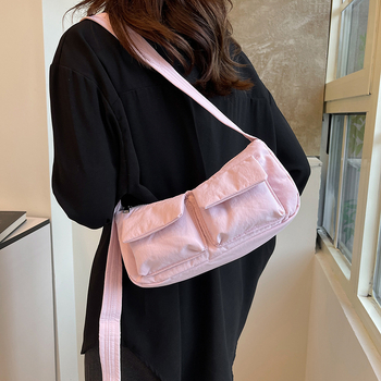 Női nylon crossbody táska, közepes méret, városi minimalistikus stílus, cipzáras záródás, belső nylon bélés, belső cipzáras zseb