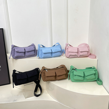 Női nylon crossbody táska, közepes méret, városi minimalistikus stílus, cipzáras záródás, belső nylon bélés, belső cipzáras zseb