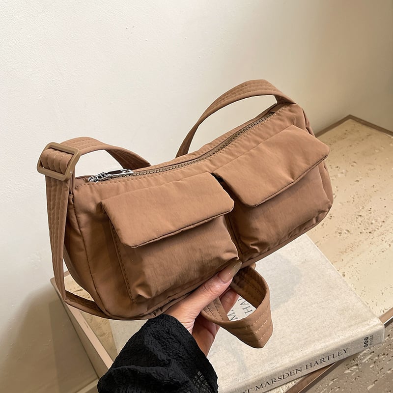 Női nylon crossbody táska, közepes méret, városi minimalistikus stílus, cipzáras záródás, belső nylon bélés, belső cipzáras zseb