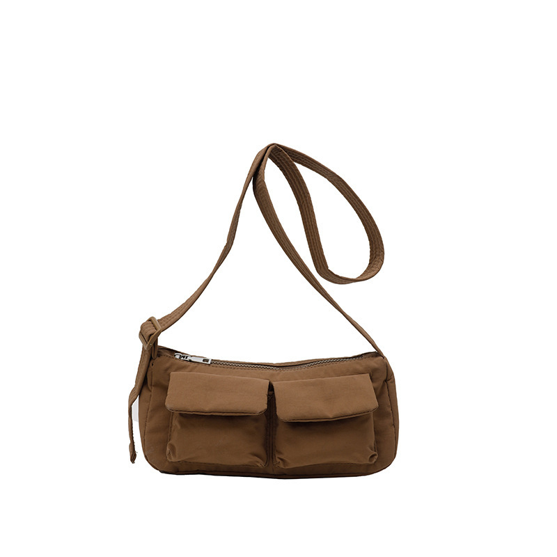 Női nylon crossbody táska, közepes méret, városi minimalistikus stílus, cipzáras záródás, belső nylon bélés, belső cipzáras zseb
