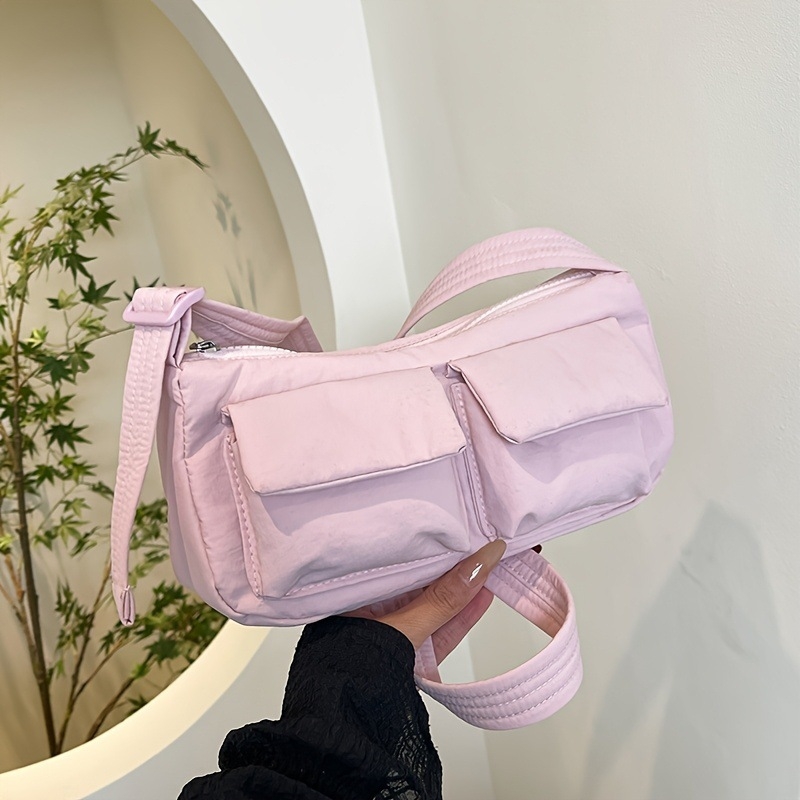 Női nylon crossbody táska, közepes méret, városi minimalistikus stílus, cipzáras záródás, belső nylon bélés, belső cipzáras zseb