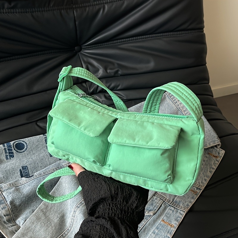 Női nylon crossbody táska, közepes méret, városi minimalistikus stílus, cipzáras záródás, belső nylon bélés, belső cipzáras zseb