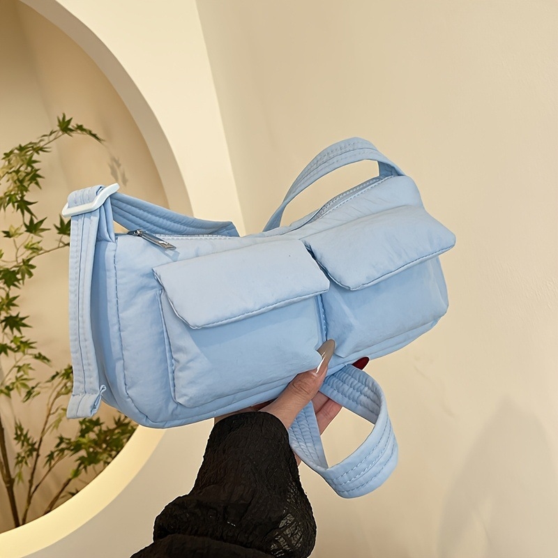 Női nylon crossbody táska, közepes méret, városi minimalistikus stílus, cipzáras záródás, belső nylon bélés, belső cipzáras zseb