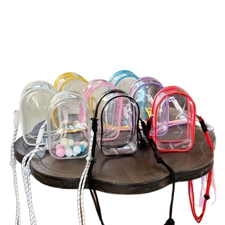 PVC crossbody táska, városi minimalist stílus, függőleges négyzet alakú, cipzáras zárás