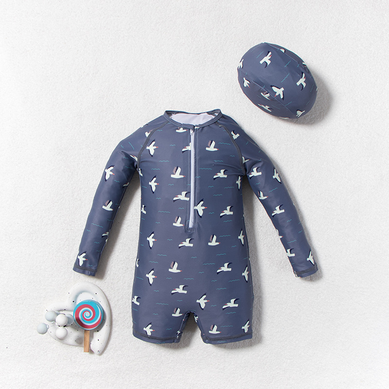 Poiste pikkade varrukatega ujumistrikoo karikatuurimustriga, suur elastsus ja päikesekaitse, 82% polüester / 18% spandeks, vanus 3–8 aastat